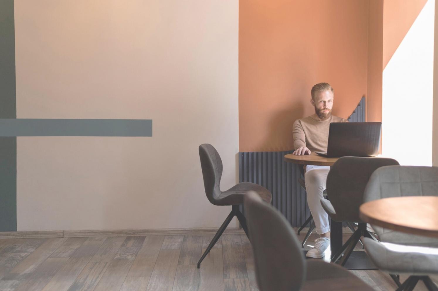 Persona trabajando en finanzas personales